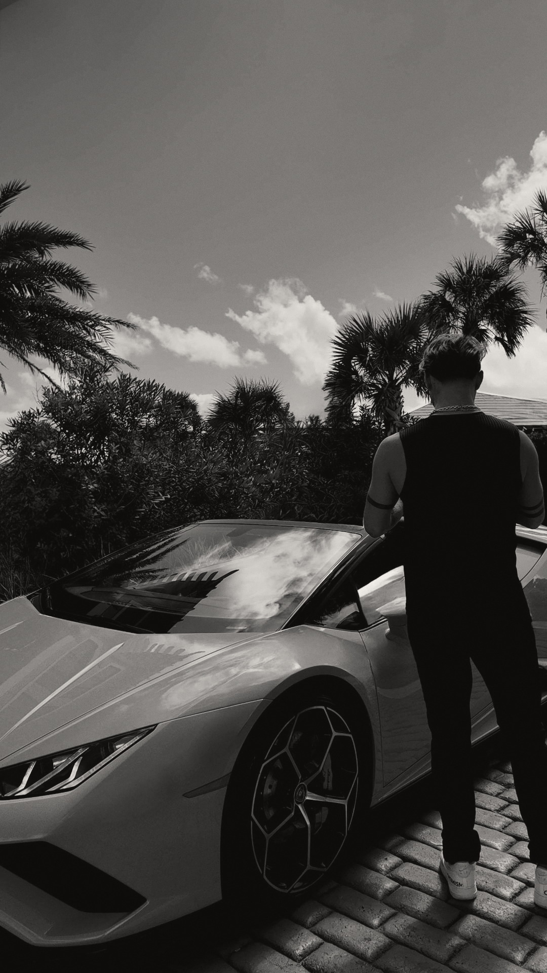 OPTIMISM. archive — Arrival by car. Sleeveless silhouette under the palms.